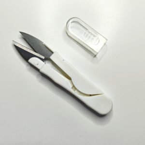 Tijeras de costura pequeñas con funda protectora